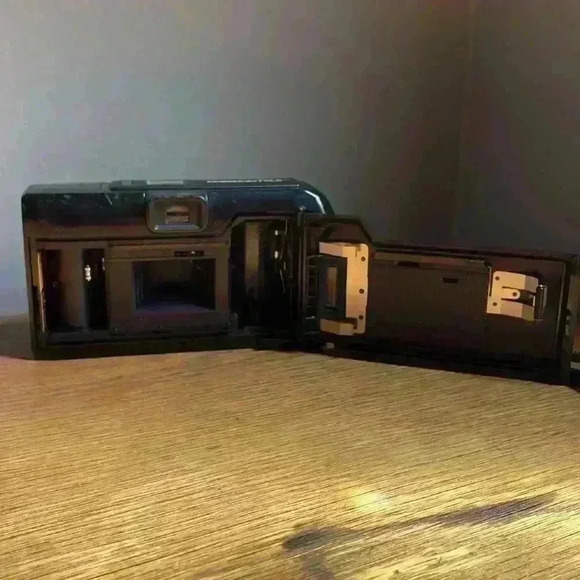 Film Camera:  Minolta Freedom Tele AF 35mm Camera 38-80mm/2.8-5.6 Macro - Picture 5 of 10